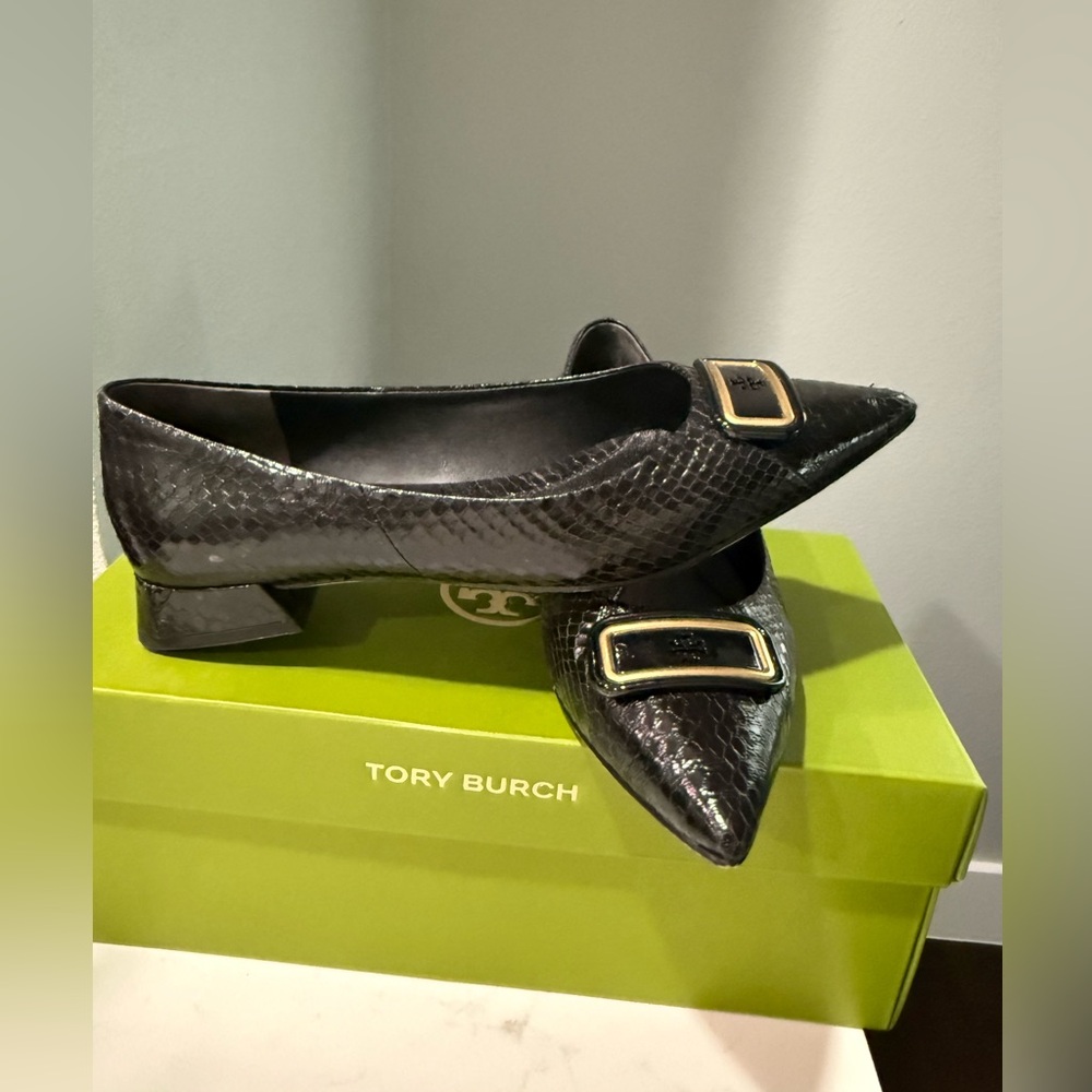 Tory Burch black flats, worn twice. Comes in its original box